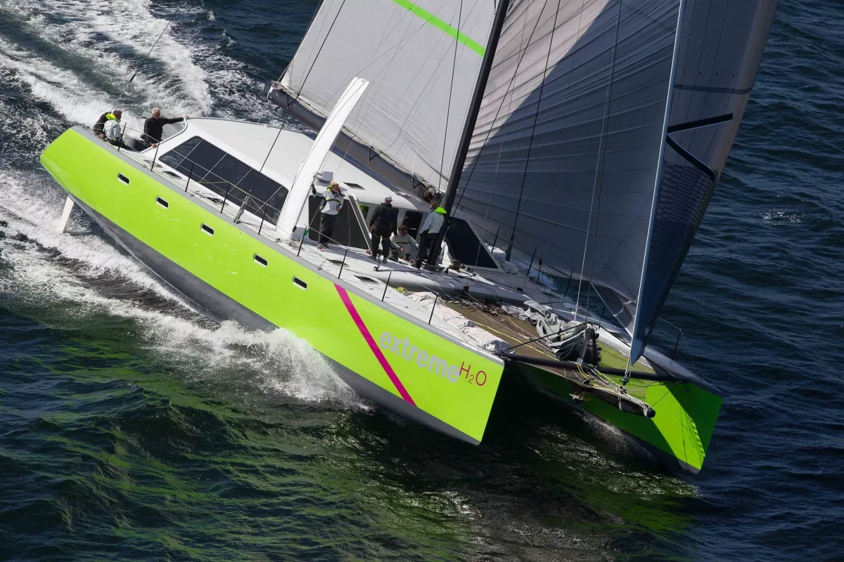 Catamaran vert Fast catamaran racing
