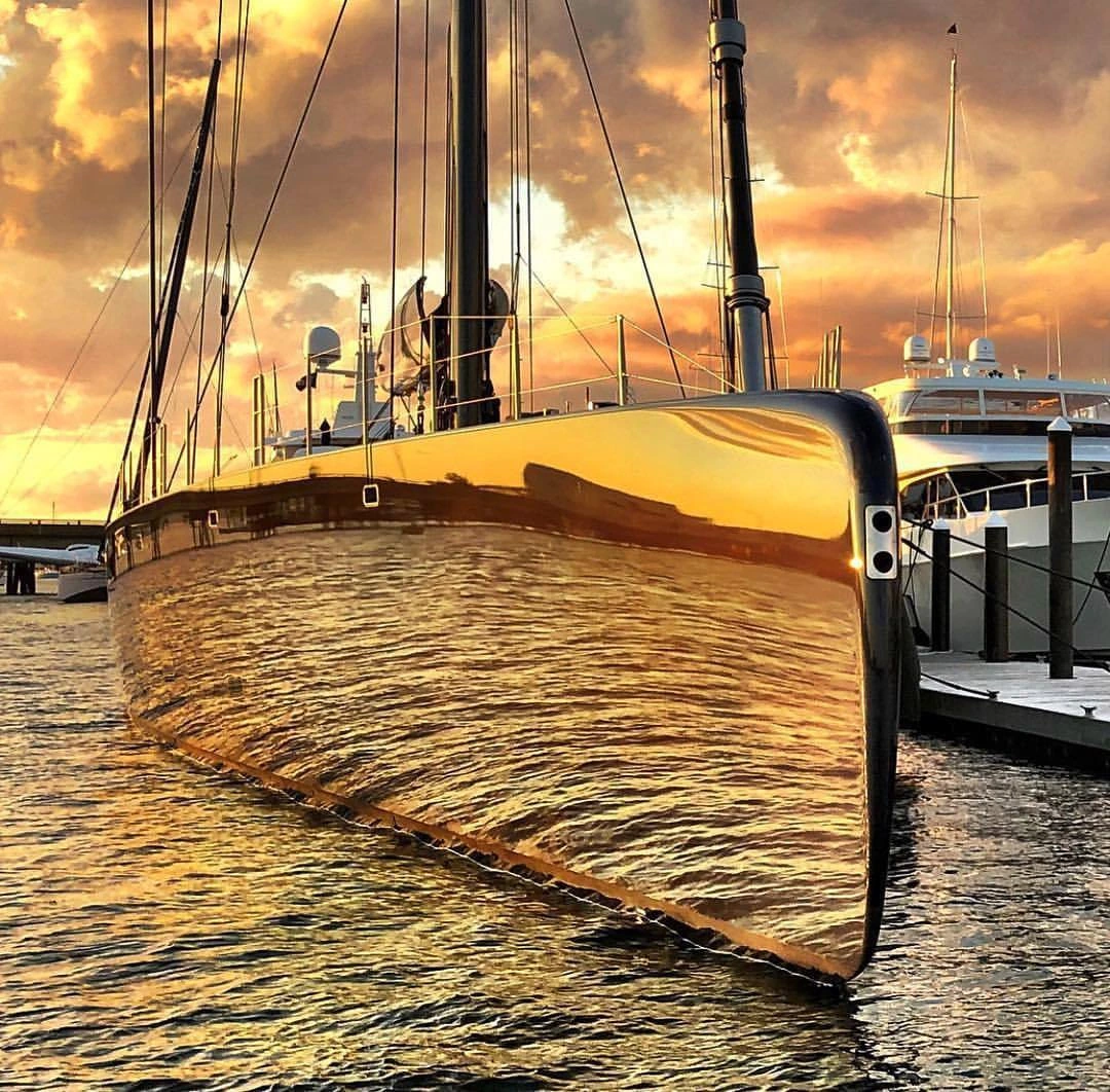 Voilier Ngoni Voilier a quai sous un coucher se soleil